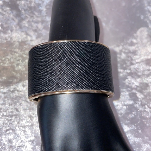 Bi-Color Cookies & Cream Textured Hinged Bracelet - Picture 4 of 5